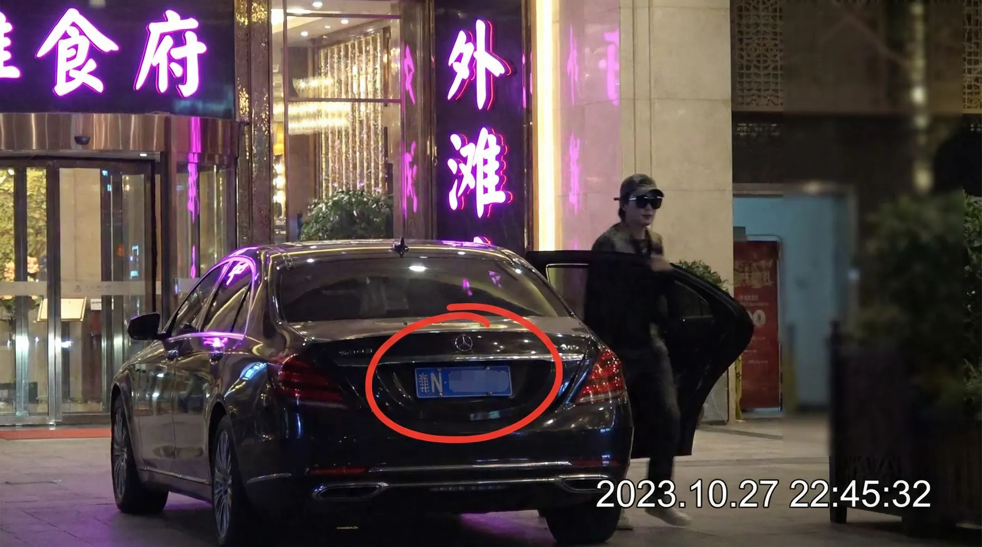 贝投体育 娱乐 - 豪车餐厅外偷拍